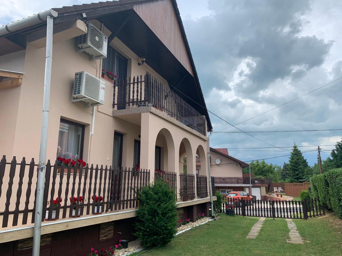 Nagcsalados Rozsa Apartman Balatonlelle Bagian luar foto